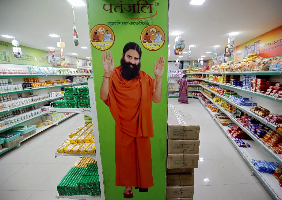 Un panneau d'affichage avec une image de Baba Ramdev est visible à l'intérieur d'un magasin Patanjali à Ahmedabad (REUTERS/Amit Dave/file)